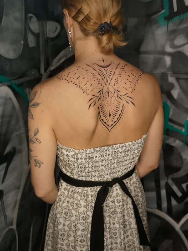 female black ornamental Tatuagem em upper back #84554 | Tatuador Анастасия Барченко