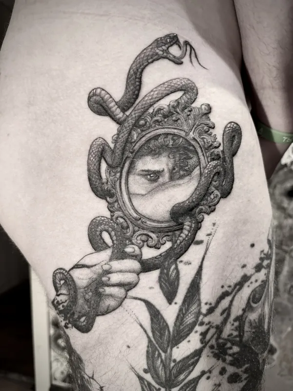 black and grey realism татуировка на thigh #89167 | Тату мастер Андрей Жуков