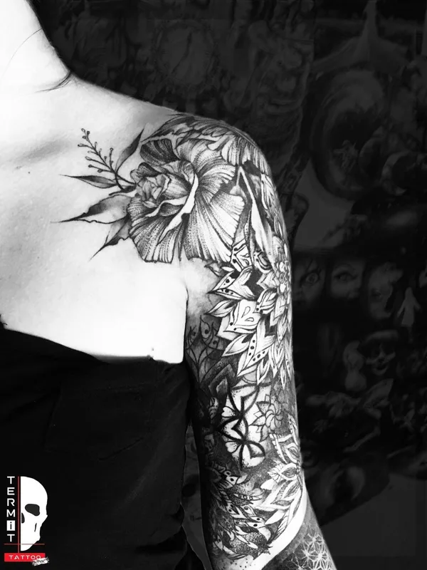 female black and grey blackwork татуировка на shoulder #89170 | Тату мастер Андрей Жуков