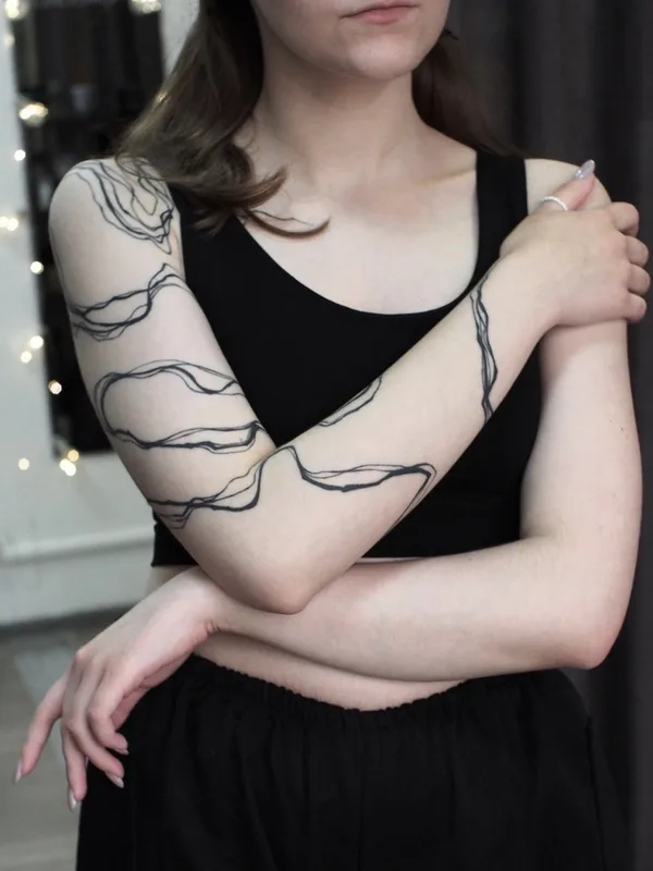 female black abstract tattoo auf forearm #86142 | Tätowierer Анна Омут 