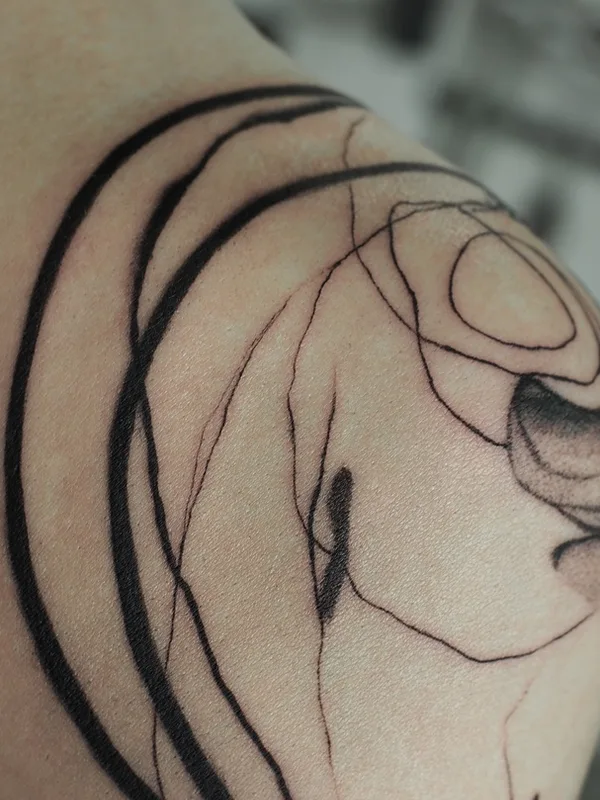 black abstract tattoo auf shoulder #86144 | Tätowierer Анна Омут 