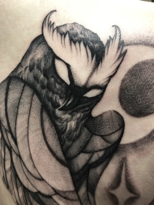 black and grey blackwork tattoo auf shoulder blade #86152 | Tätowierer Анна Омут 
