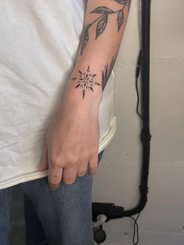 female black linework татуировка на forearm #85368 | Тату мастер Иришка Павлова