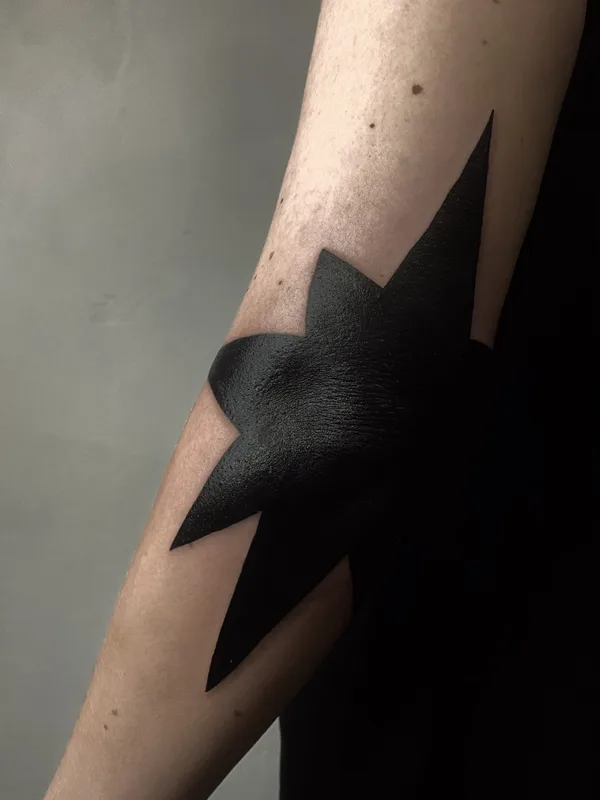black blackout tattoo auf forearm #87051 | Tätowierer Константин Voytz