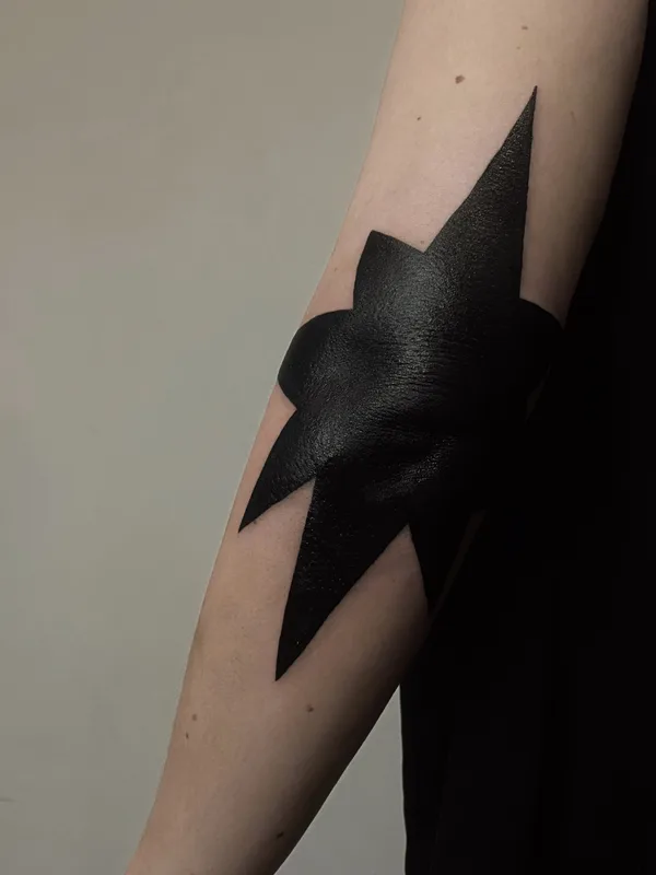 black blackout tattoo auf forearm #87053 | Tätowierer Константин Voytz