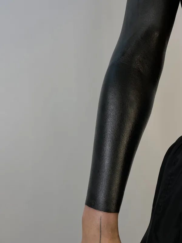 black blackout tattoo auf forearm #87057 | Tätowierer Константин Voytz