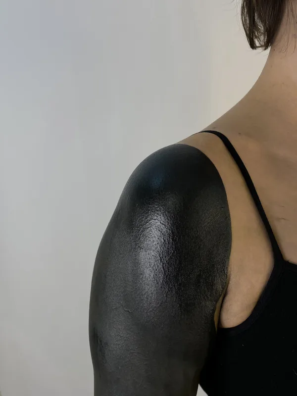 female black blackout tattoo auf shoulder #87058 | Tätowierer Константин Voytz
