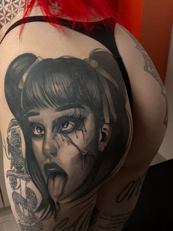 female blackandgrey realism татуировка на thigh #85470 | Тату мастер Никита Касаткин