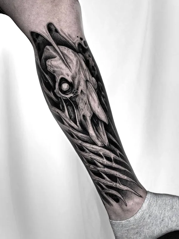 black and grey biomechanical Tatuagem em calf #90085 | Tatuador Савелий Курганов