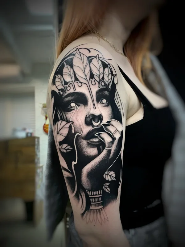 female blackandgrey neotraditional Tatuaggio su shoulder #86313 | Tatuatore Уля Aubhoov