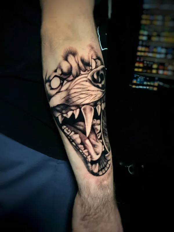 male blackandgrey graphic Tatuaggio su arm #86314 | Tatuatore Уля Aubhoov