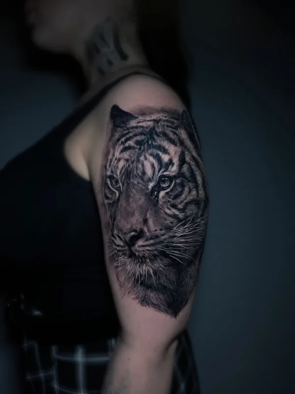 female blackandgrey realism 타투 부위 upper arm #87977 | 타투이스트 Виктория Зиман 
