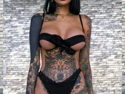 La fascinante belleza de la modelo de tatuajes Chelsea