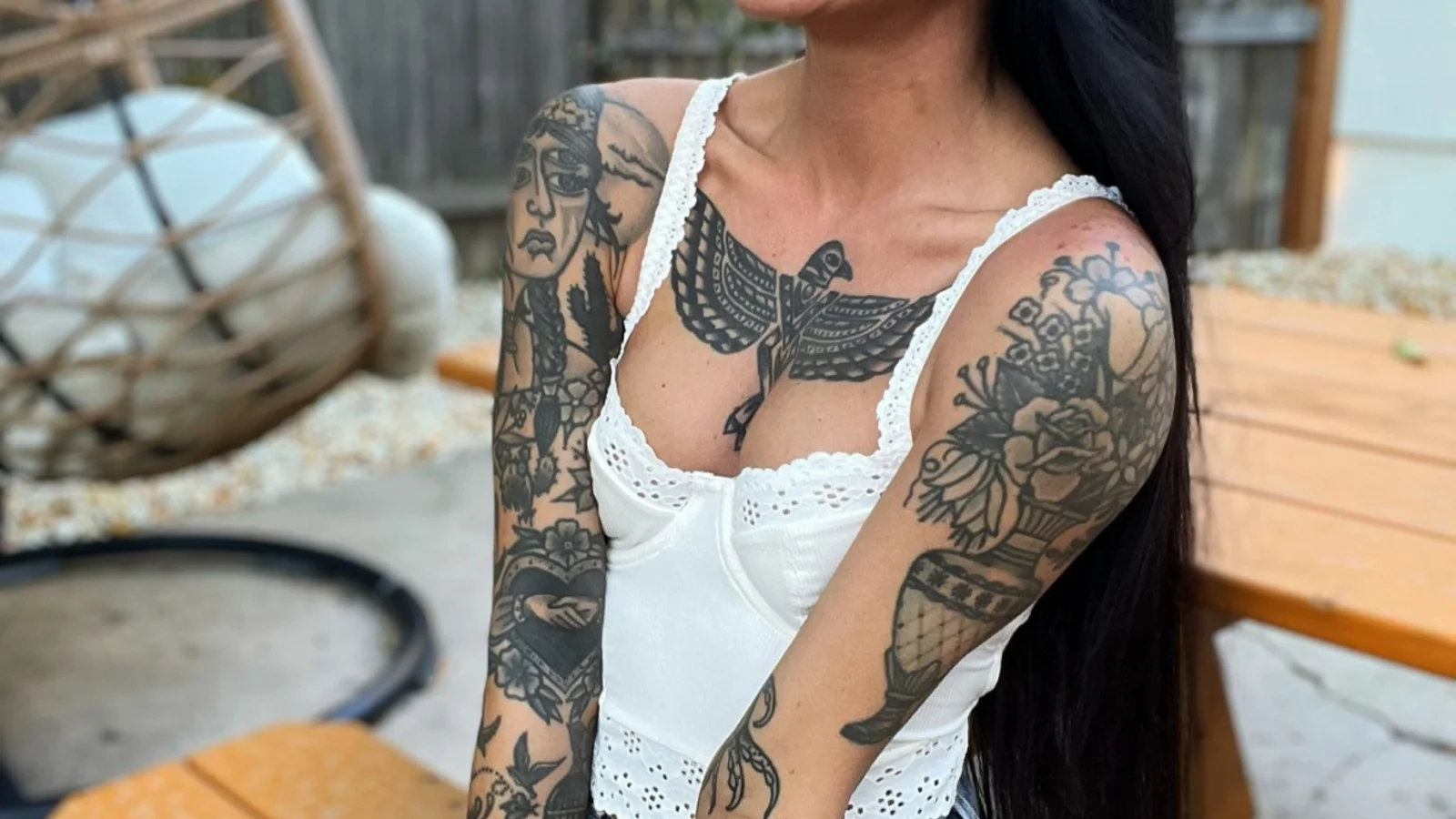 La modelo de tatuajes americana Peach Fuzz con una belleza ind&iacute;gena &uacute;nica