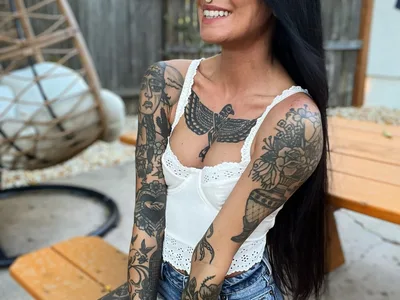 La modelo de tatuajes americana Peach Fuzz con una belleza indígena única