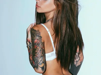 La sexy modèle de tatouages Vanessa Ouerhani d'Italie