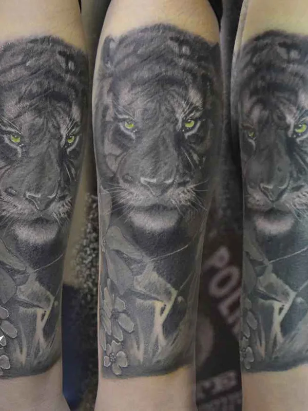 black and grey realism Tatuaggio su forearm #12779 | Tatuatore Радион