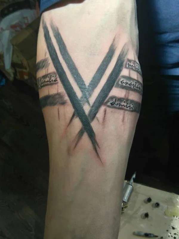black blackwork tatouage sur forearm #24916 | Artiste tatoueur Shelk