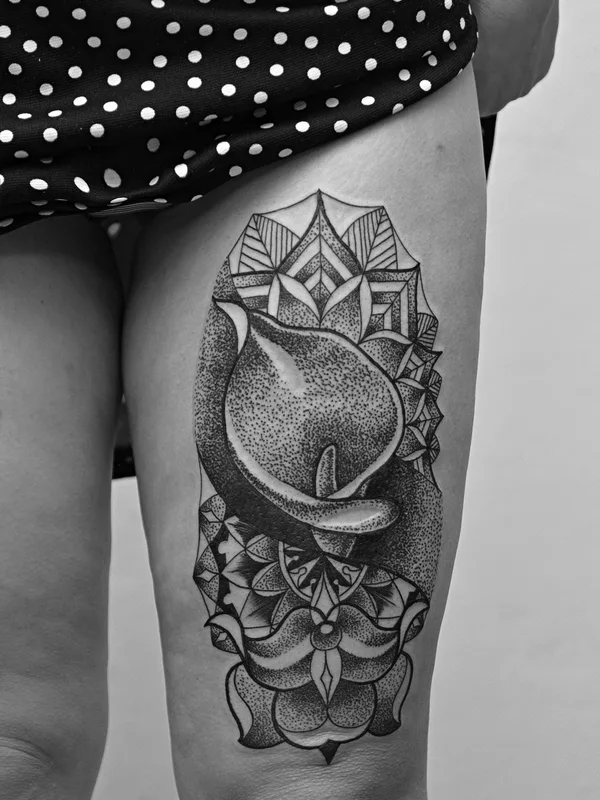 female black and grey blackwork татуировка на thigh #20858 | Тату мастер ANAR AKMEDOV