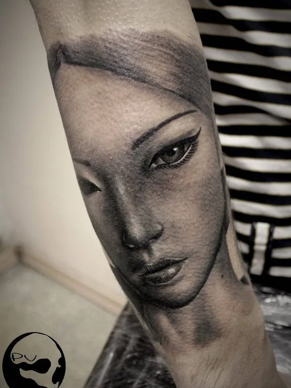 female black and grey realism tatuaje en forearm #26796 | Tatuador Виктор Павлюченко