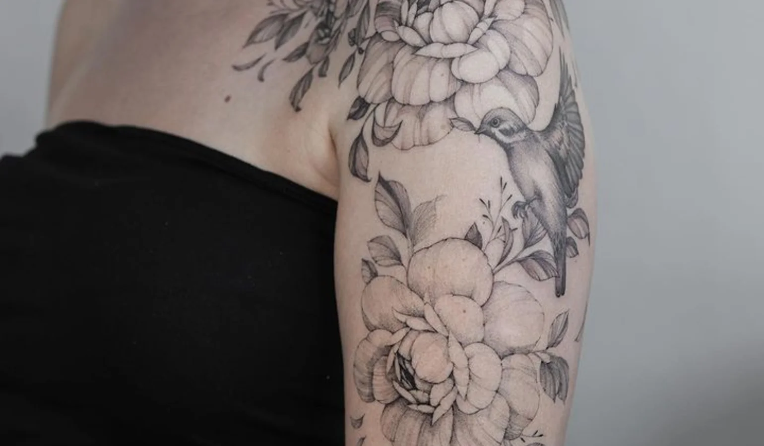 Belleza en Flor: La Odisea Art&iacute;stica de Sof&iacute;a Lanbina en Tatuajes de Naturaleza en L&iacute;nea Fina
