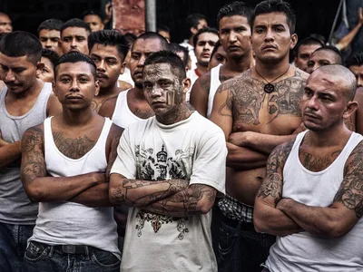 Schatten an den Wänden: Gangs, Tätowierungen und das Super-Gefängnis im Herzen von El Salvador