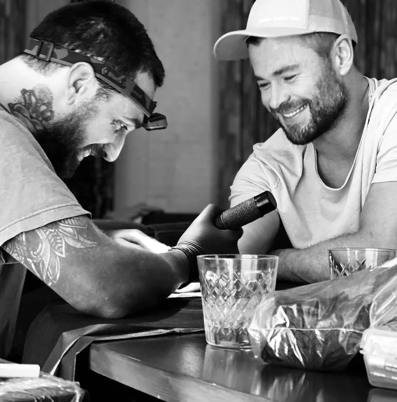 Chris Hemsworth novo tatuagem por Dillon Forte