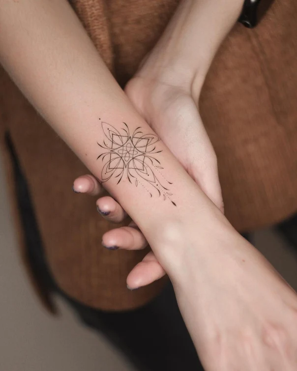 Лайнворк Mandala tattoo на Inner wrist