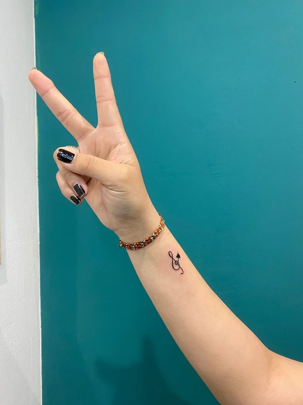 Лайнворк Music note tattoo на Inner wrist