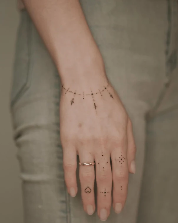 Файнлайн Geometric, Heart tattoo на Запястье
