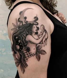 Женская природа в татуировках Yara Floresta