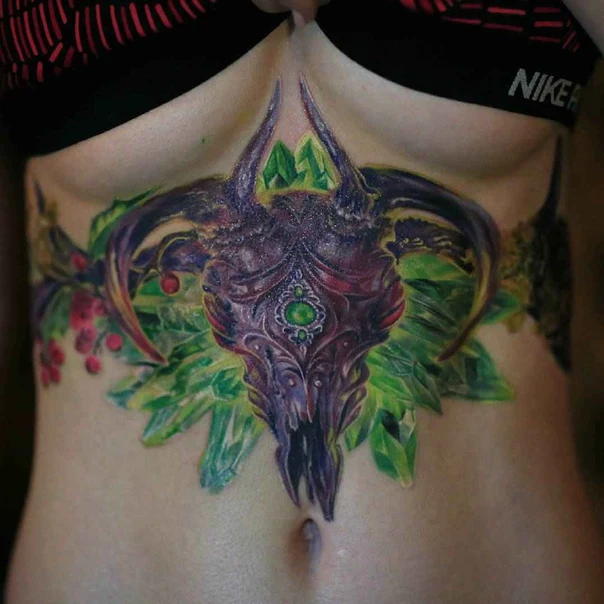 Иллюстративная Skull, Crystals tattoo на Грудина