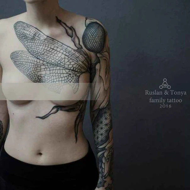 Блэкворк Dragonfly, Geometric tattoo на Грудь