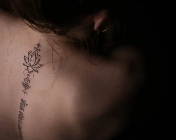 Файнлайн Lotus, Lettering tattoo на Back of neck