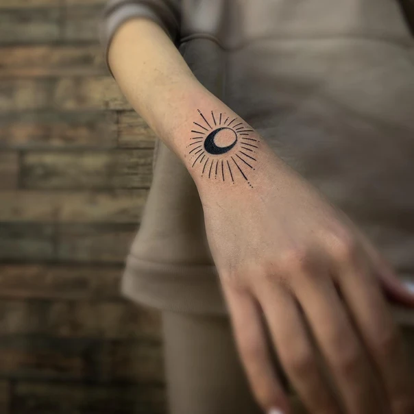 Лайнворк Sun, Moon tattoo на Запястье