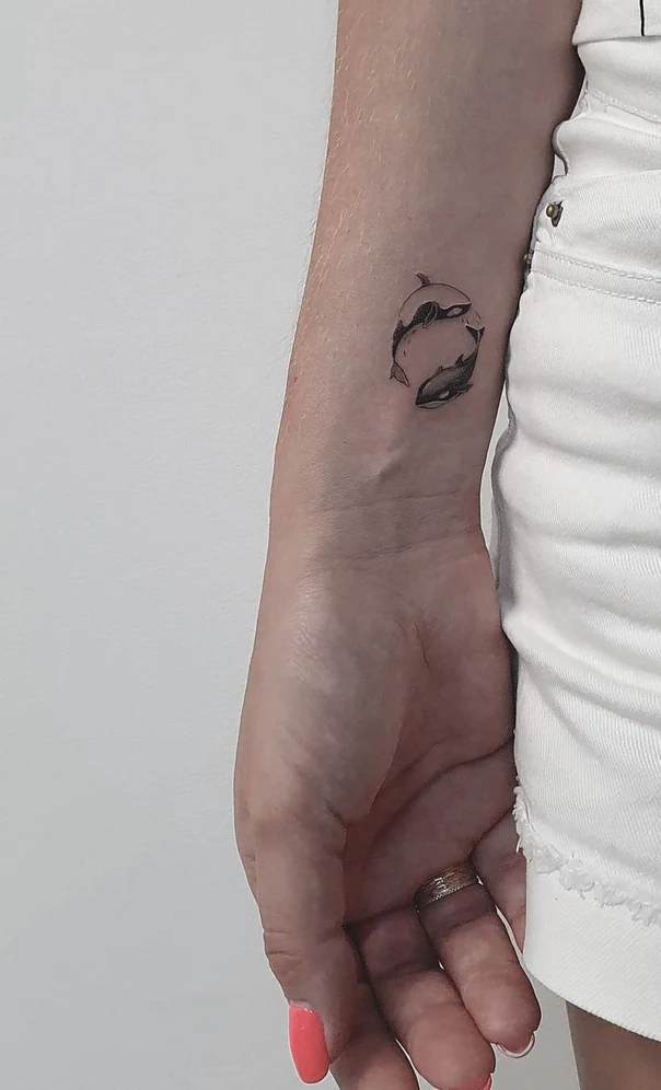 Файнлайн Dolphin tattoo на Запястье