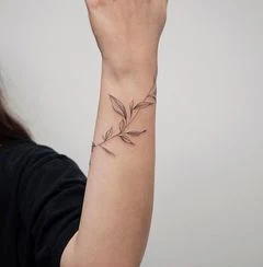 Файнлайн Leaves, Branch tattoo на Запястье