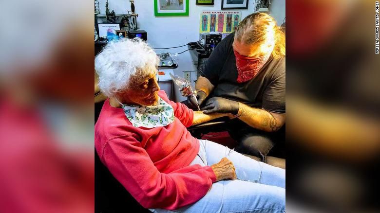 Никогда не поздно: пожилая американка сделала первое тату на своё 103-летие