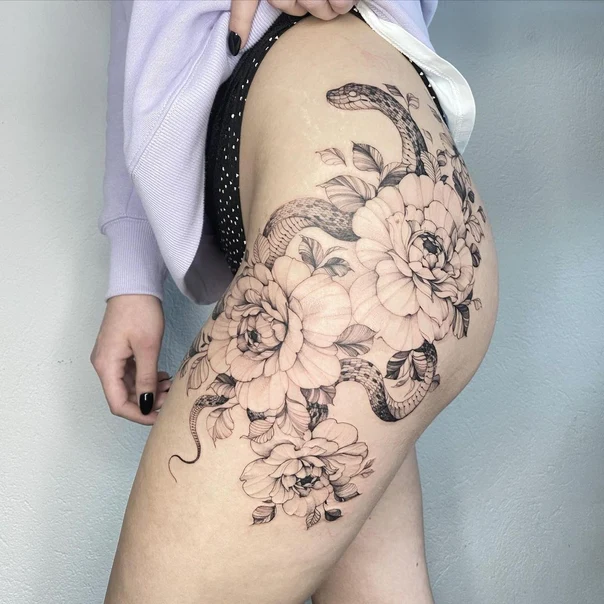 Fineline Snake, Flowers tattoo on Thigh