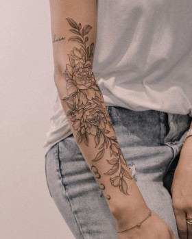 Нежные цветочные татуировки для девушек от Романа Итчева