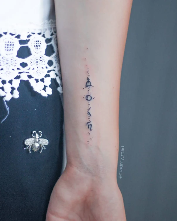 Файнлайн Geometric, Lettering tattoo на Inner wrist