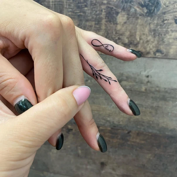 Fineline Botanic, Lettering tattoo on Finger
