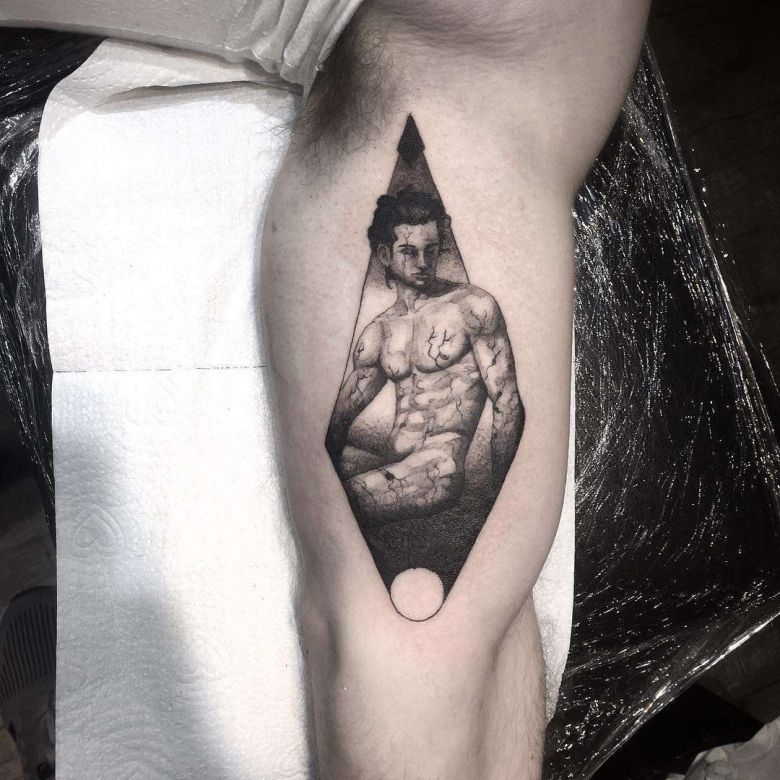 Тату мастер Ronan Duarte, черная реалистичная минималистичная татуировка. Минимализм тату. Фото тату| Бразилия
