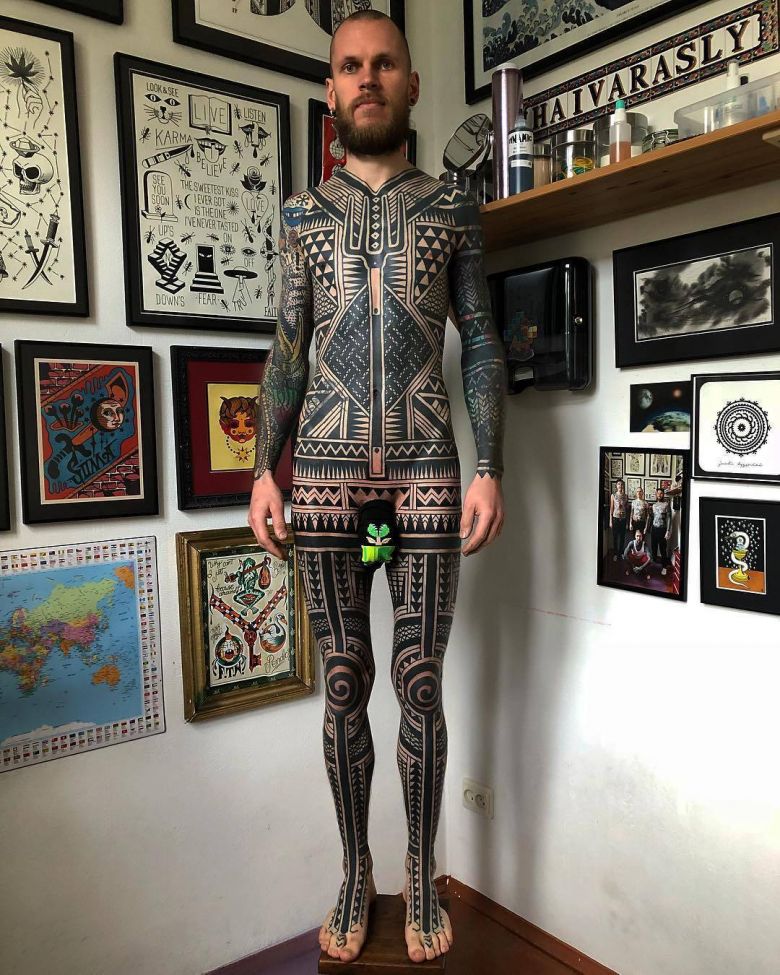 Тату мастер Aivaras Lee, авторские черно-белые большие орнаментальные татуировки. Полный тату костюм. Фото тату | Литва
