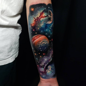 Яркие космические татуировки Тайлера Малека