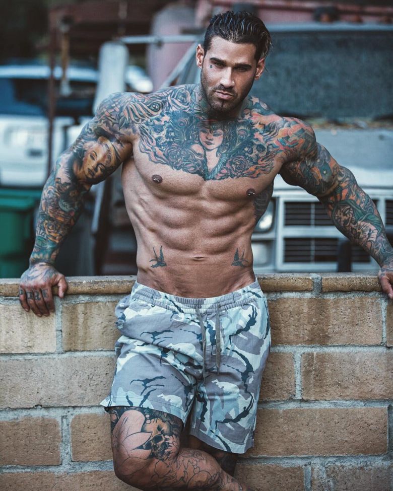 Альтернативная фитнес тату модель Michael Giovanni Rivera. Фото татуировок. Мужчина с тату. Татуировки для мужчин | США