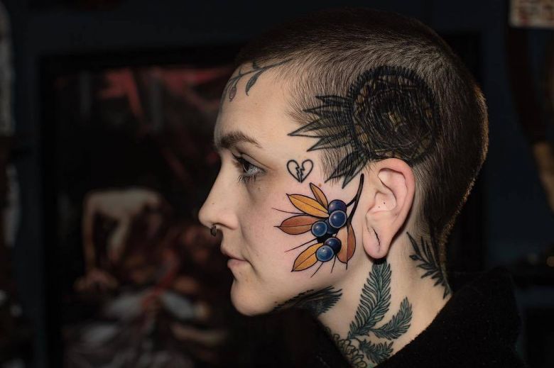 Тату мастер Friedrich Übler, цветные нью скул татуировки на лице и голове | Германия