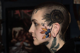Нью скул татуировки на лице и голове от Friedrich Übler