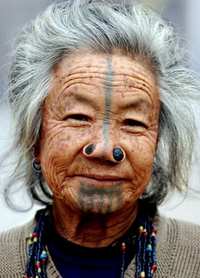 Зачем женщинам племени Апатани татуировки на лице