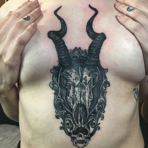Блэкворк Skull, Horns tattoo на Грудь
